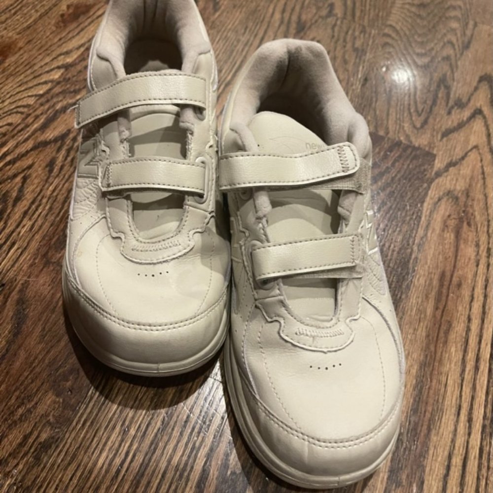 NWOT New Balance Women's 577 V1 Hook and Loop Walking Shoe Size 9.5